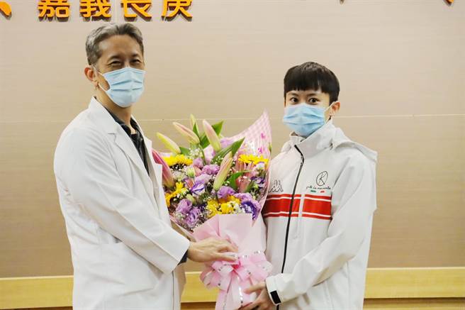 辜翠萍今特别献花给长庚神经外科医师王定中。（吕妍庭摄）