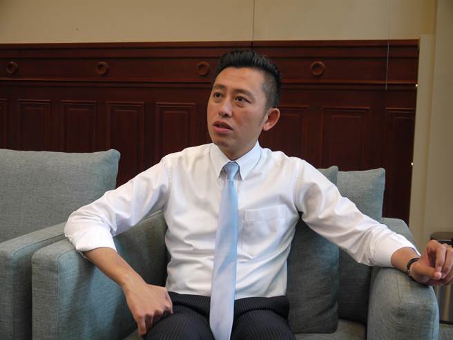 新竹市長林智堅今天接受專訪，大力推薦陳時中是北市最佳市長人選，並強調他自己在今年底的選舉只會做全力輔選的角色。（陳育賢攝）