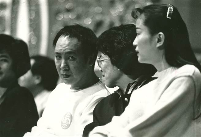 沈长声（左）1988年与红极一时武打片女星施思（右）结婚，但婚后不到两年，2人因性格不合，施思回香港后，二人便分开，1992年施思诉请与沈长声离婚获准。（中时资料照）