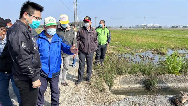 台南市议员李宗翰（右一）近日接获后壁下茄苳农民陈情，担心绿肥作物无法达到50％存活率，无法领到休耕补助。（张毓翎摄）