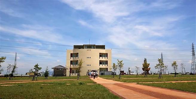 斗六市公所于久安里开辟的「九老爷生命园区」有5环规画，树木种在外围，共有5条通道，中间草坪是树葬区。（斗六市公所提供）