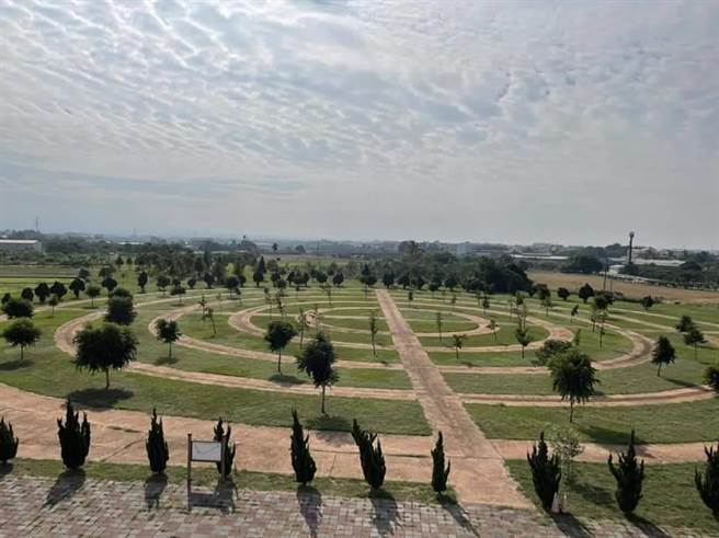 斗六市公所于久安里开辟的「九老爷生命园区」有5环规画，树木种在外围，共有5条通道，中间草坪是树葬区。（斗六市公所提供）