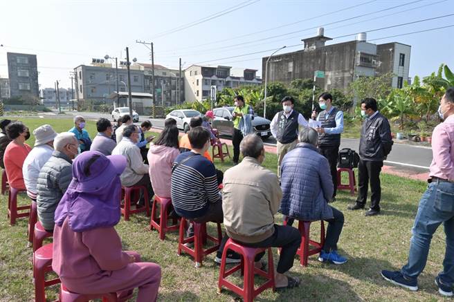 台南市官田区二镇里住宅区部分污水管路老旧阻塞，地方及主管机关与居民开说明会，协调应急措施。（郭国文服务处提供／刘秀芬台南传真）