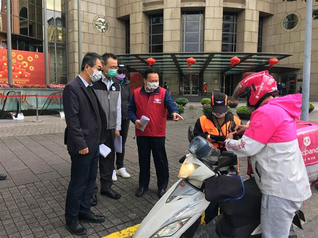 交通部与劳动部前往富胖达公司（Foodpanda）查核汽车货运监理及职业安全卫生规范的执行情形，要求业者负起监督管理责任，加强道路安全的训练。（公路总局提供／陈佑诚传真）