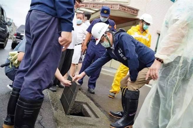 去年8月豪雨造成高雄市茄萣区金銮路89巷、59巷一带积水与淹水，高雄市长陈其迈视察后指示水利局调查积、淹水原因，近日将做雨水下水道新建工程，改善巷道淹水情形。（高雄市水利局提供／林瑞益高雄传真）