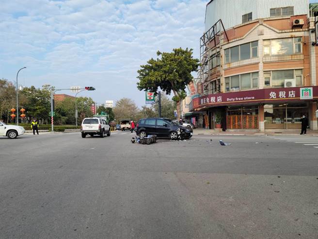 金门环岛南路今早发生汽、机车擦撞事故，造成1名黄姓学生骑士受伤。（警方提供）