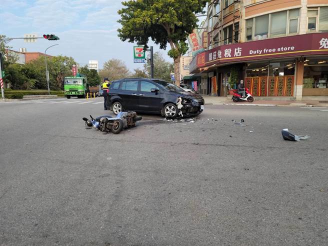 金门环岛南路今早发生汽、机车擦撞事故，造成1名黄姓学生骑士受伤。（警方提供）