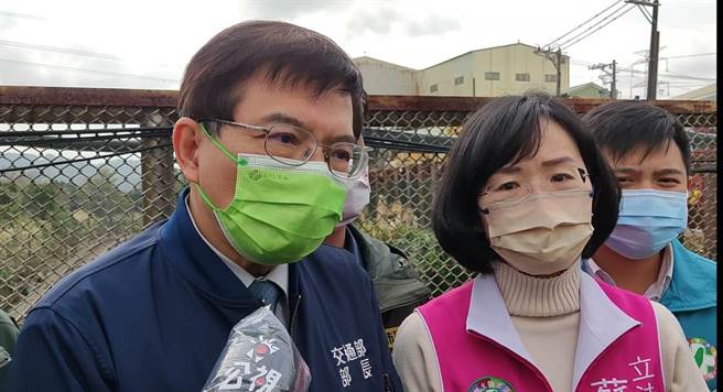 交通部長王國材（左）受訪表示，會持續與員工溝通，推動台鐵公司化。（陳慰慈攝）