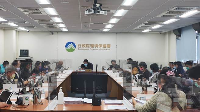 民航局今天把「高雄国际机场新航厦工程计画」环境影响说明书送至环评大会审查。（林良齐摄）