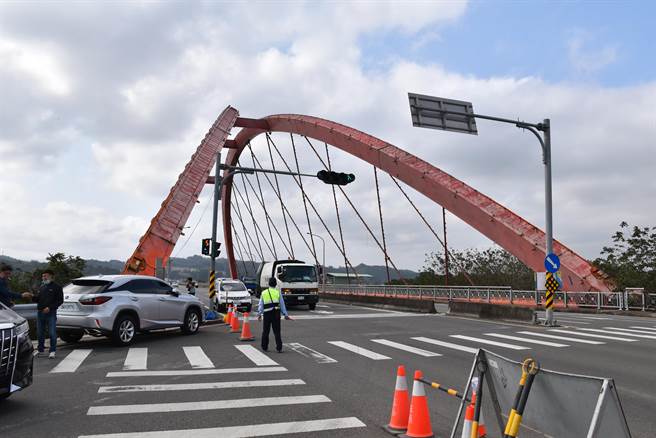 头份市头份大桥完工启用已20年，将进行整修工程。（谢明俊摄）