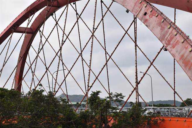 头份市头份大桥整修工程，将把全部44条钢索全数更换。（谢明俊摄）