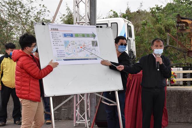 苗栗县政府工务处长古明弘指出更换头份大桥钢索工程，将创下国内相关工程新纪元。（谢明俊摄）