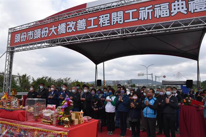 苗栗县长徐耀昌16日主持头份大桥整修工程动工典礼。（谢明俊摄）