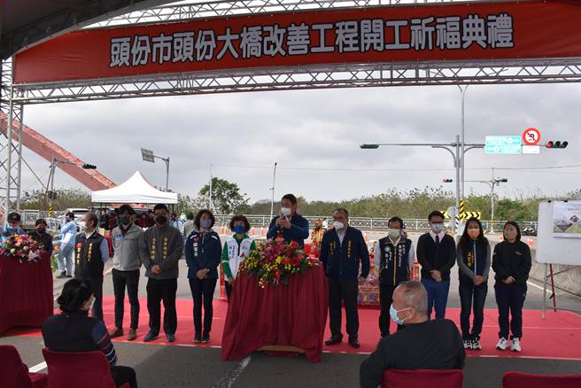 苗栗县议长锺东锦偕副议长李文斌及多名县议长参加动工典礼。（谢明俊摄）