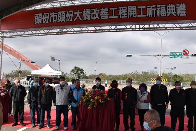 头份市长罗雪珠偕眾里长参加头份大桥改善动工典礼，期望未来能将头份大桥变成头份市地标。（谢明俊摄）