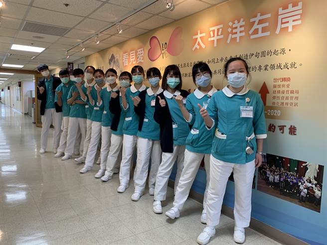 花莲门诺医院与马偕医护专校合作护理公费专班，继首届13位公费护理师去年投入门诺后，今年第2届12名护理师也将在下半年加入照护行列。（门诺医院提供／罗亦晽花莲传真）