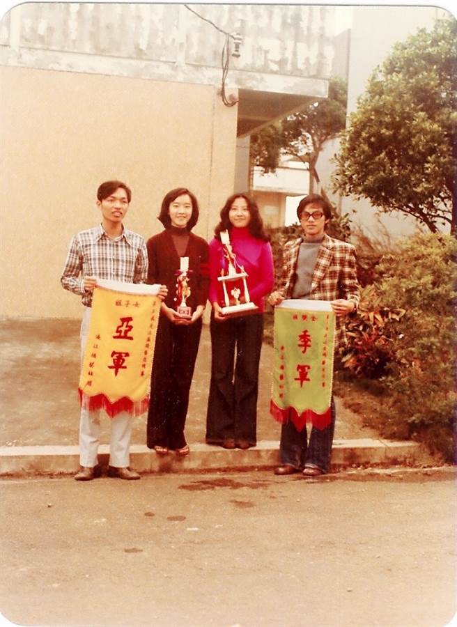 大学三年级时的张瑞雄(左1)当选台大桥艺社社长，任内带领团队赢得大专杯冠军，此为参加淡江杯桥艺比赛时与选手合影。(张瑞雄提供)