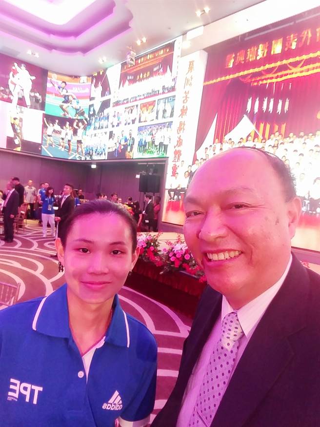 张瑞雄担任台北商业大学校长时与羽毛球女子名将戴资颖合影。(张瑞雄提供)