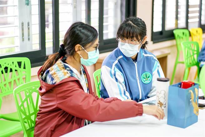 兰阳女中双语实验班启动扶轮偏乡英文教育计画，今天担任大学伴的兰女学生与士敏国小学生见面，希望能在视讯教学前建立情谊。（李忠一摄）