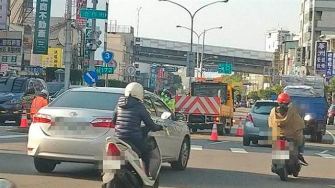 台中市丰原区中山路中央分隔岛树木移植工程，因封闭南北双向内车道，造成上下班车流塞爆。（王文吉摄）