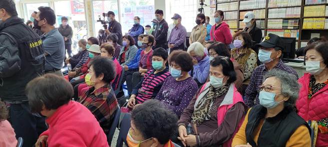 龚文俊在妻子陪同下宣布参选，记者会上涌入许多支持者。（王志伟摄）