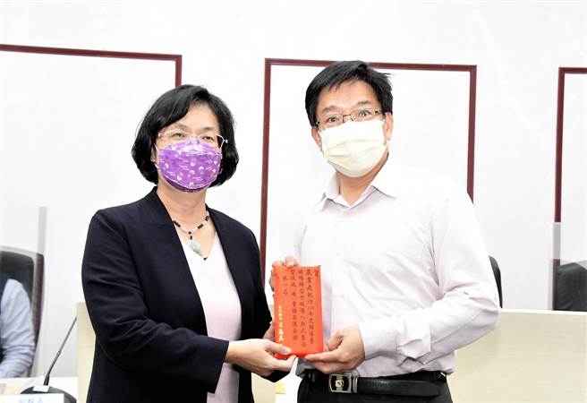 提升養豬產業設備，彰化摘下全國第一，彰化縣長王惠美於主管會報表揚，由縣府農業處長邱奕志代表接受。（彰化縣政府提供／吳敏菁彰化傳真）