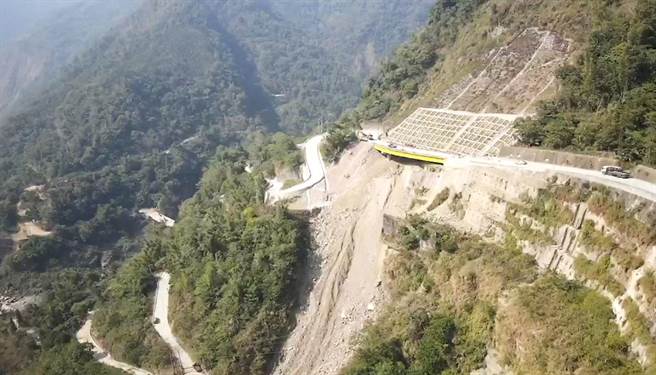 雲149甲線中斷23年的修復工程十分艱辛，從空拍圖可見地質破碎，需以明隧道保護用路人安全，全程新建5座明隧道。（雲林縣政府工務處提供）