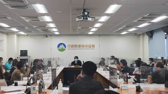 台東都蘭灣黃金海休閒渡假村環現差案今天經環評大會約15分鐘決議再度退回目的事業主管機關。（林良齊攝）