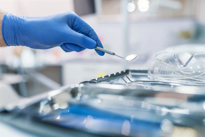 在牙醫診所當牙助的網友表示，一名家長8點56分到診所急著要掛號，但在4分鐘後診所就要打烊而拒絕掛號，豈知該名家長突然暴怒。（圖／翻攝自爆料公社公開版）