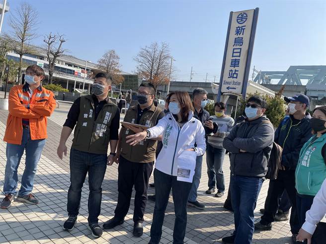 民進黨立委林靜儀（中）與地方民代會勘台鐵新烏日站、客運間的通道，呼籲交通局增設遮雨廊道並重新設計路線。（林欣儀攝）