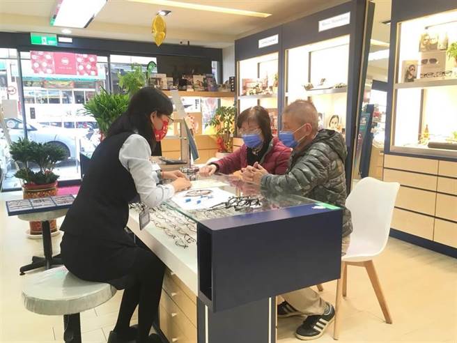 彰化县敬老眼镜3月1日起开放免费验光配镜　今年超便捷可直接洽眼镜行。（本报资料照片／吴敏菁彰化传真）