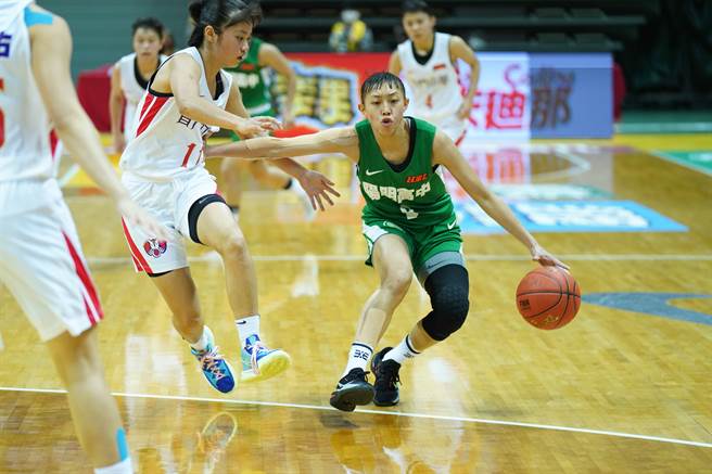 张聿岚（右）是阳明高中攻守重心。（高中体总提供）