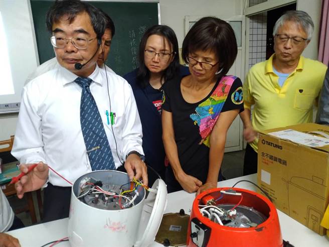 社大讲师游启贤开设「水电及家电维修」课程，教授小家电的维修知识。（游启贤提供／陈梦茹桃园传真）