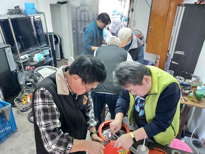 社大讲师游启贤教授「水电及家电维修」课程外，去年更于龙潭开设小家电维修中心，巧手復活被丢弃的小家电。（游启贤提供／陈梦茹桃园传真）