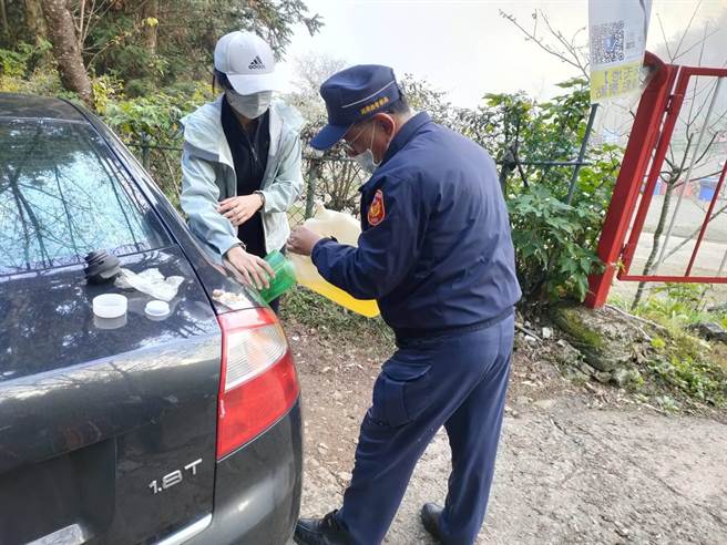 头份分局陆家派出所所长高耀芳以备用汽油协助民眾脱困。（头份警分局提供／谢明俊苗栗传真）