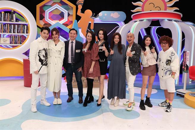 阿ken（左起）、安心亚、孙庆龙、瑄瑄、金友庄、 萝莉塔、paul、筠熹、纳豆在 《同学来了》中分享投资经验。（中天综合台提供）