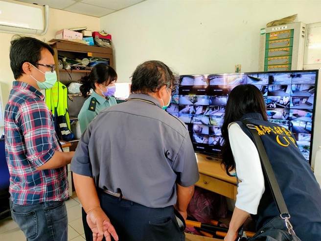 少年队会同学校检视影监视系统。（翻摄照片／高雄洪靖宜传真）