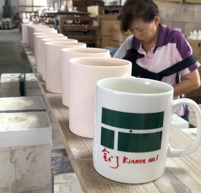 應景「李洋馬克杯」也深獲遊客喜愛。（李金生攝）