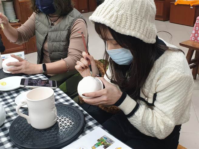 金門陶瓷廠多元商品和服務，讓遊客有更大揮灑空間。（金門陶瓷廠提供）