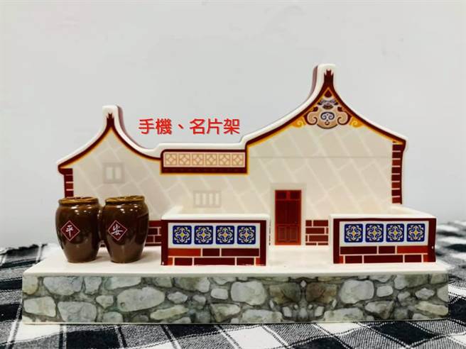 金門陶瓷廠出品的手機、名片架。（（金門陶瓷廠提供）