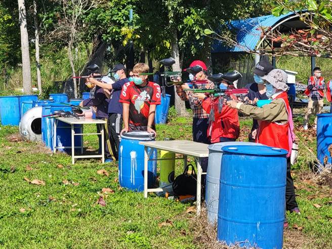 為推動青銀共融，社團法人台東縣友善關懷協會16日邀請社區關懷據點長輩們及台東縣智障者家長協會青年學員前往呂家望探索教育中心共學共遊。（讀者提供／蔡旻妤台東傳真）