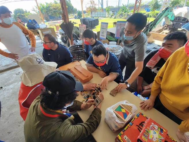 為推動青銀共融，社團法人台東縣友善關懷協會16日邀請社區關懷據點長輩們及台東縣智障者家長協會青年學員前往呂家望探索教育中心共學共遊。（讀者提供／蔡旻妤台東傳真）