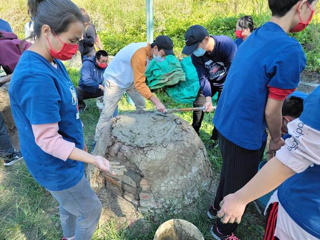 為推動青銀共融，社團法人台東縣友善關懷協會16日邀請社區關懷據點長輩們及台東縣智障者家長協會青年學員前往呂家望探索教育中心共學共遊。（讀者提供／蔡旻妤台東傳真）