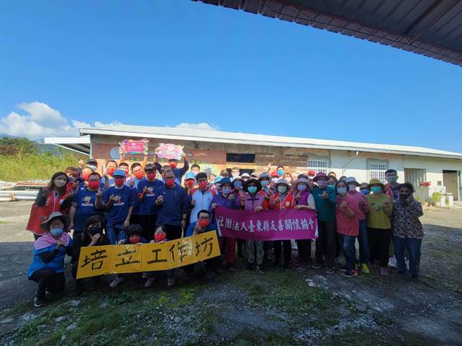 為推動青銀共融，社團法人台東縣友善關懷協會16日邀請社區關懷據點長輩們及台東縣智障者家長協會青年學員前往呂家望探索教育中心共學共遊。（讀者提供／蔡旻妤台東傳真）