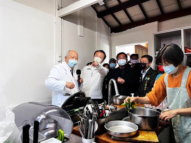 嘉义县长翁章梁（左二）今天到溪口乡游西村互助家庭关心内部状况。（嘉义县政府提供／张亦惠嘉县传真）