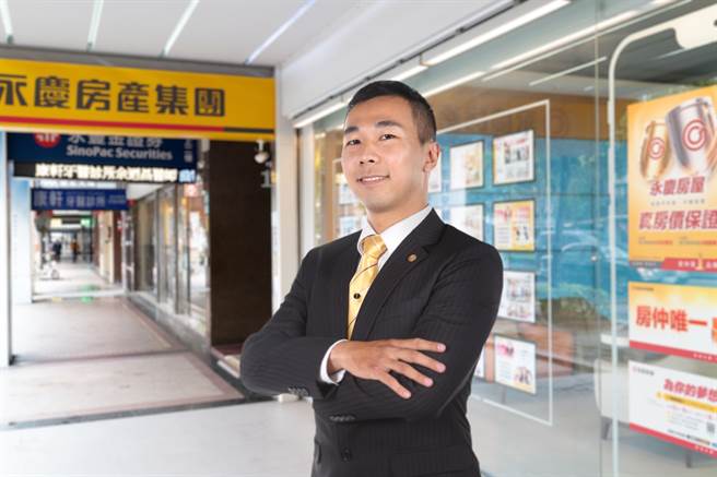 永庆房屋赖上伟曾遇过不肖业者联手投机客，低估房屋价格，企图让屋主贱卖房屋。所幸赖上伟店长提供客户完整成交行情，并顺利以正常行情成交，为屋主挽回近500万元。(图/永庆房屋提供)