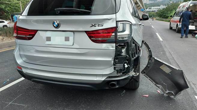 70歲吳男16日下午2時許，騎車行經淡金路一段往台北方向下坡路段時，不明原因從後方追撞59歲戴姓男子所駕駛的BMW轎車（翻攝照片／戴上容新北傳真）