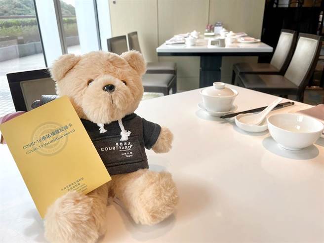 来六福万怡用餐，秀三剂疫苗小黄卡现赚300元起。(六福旅游集团提供)