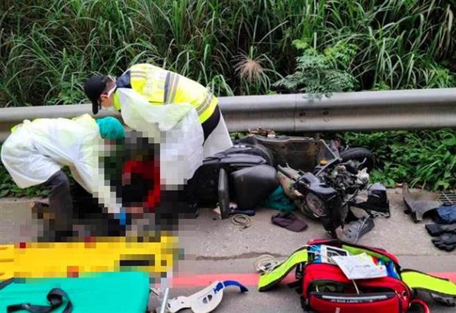 70歲吳男16日下午2時許，騎車行經淡金路一段往台北方向下坡路段時，不明原因從後方追撞59歲戴姓男子所駕駛的BMW轎車（翻攝照片／戴上容新北傳真）