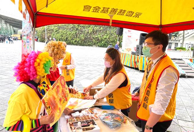 至圣里与台北市周游狮子会联合举办公益园游会，让元宵节更有意义。(图/永庆房屋提供)